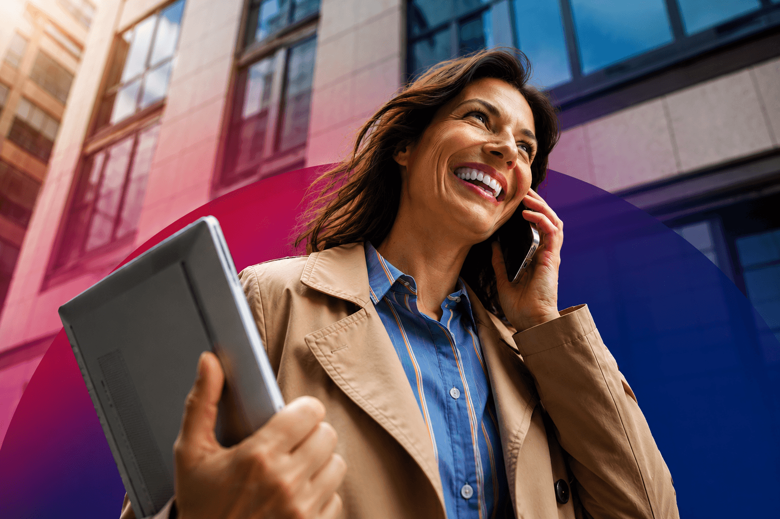 Femme professionnelle avec ordinateur portable sur fond dégradé rose-violet-bleu