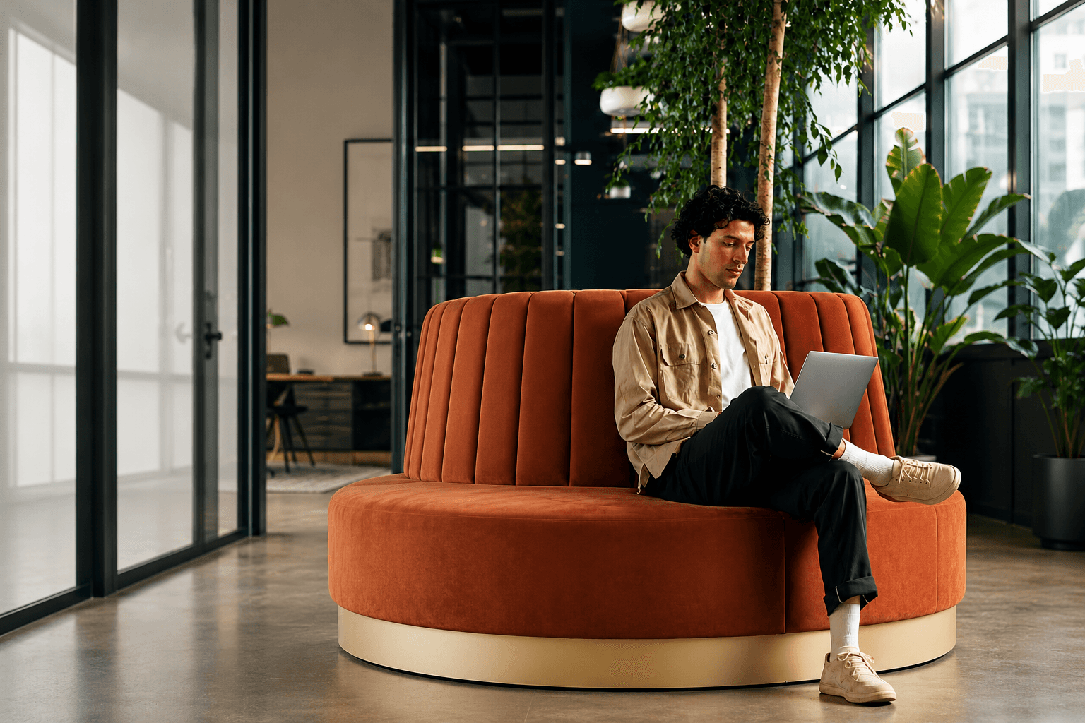 MyPRESENCE - Homme travaillant sur ordinateur portable dans un espace de bureau moderne