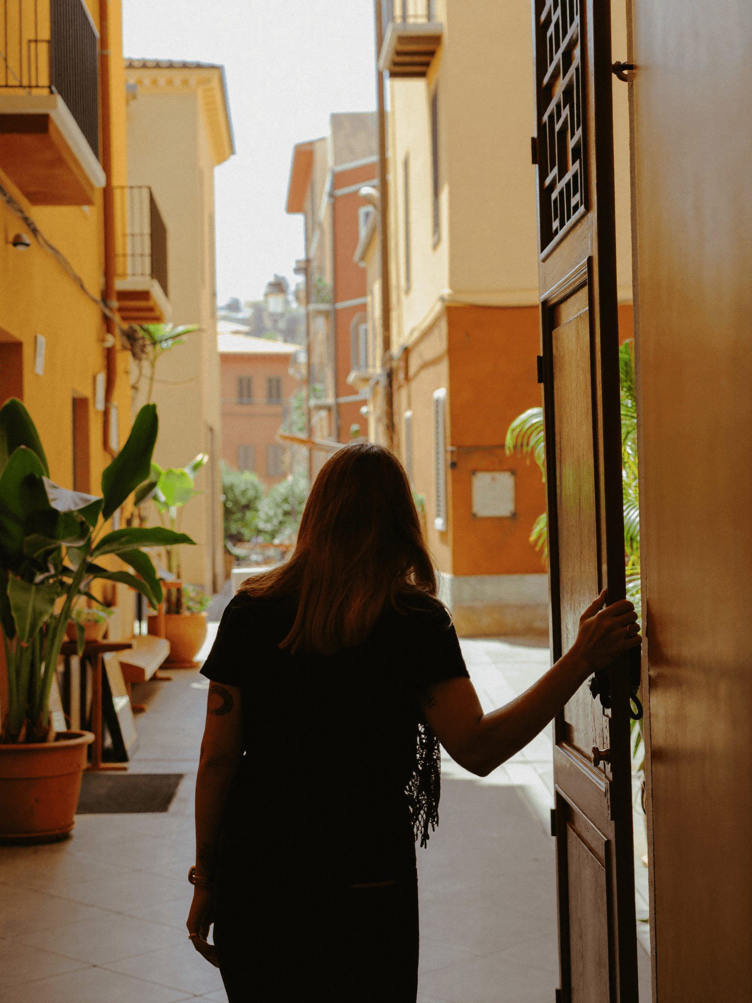 Un commerçant ouvre la porte de son établissement au petit matin